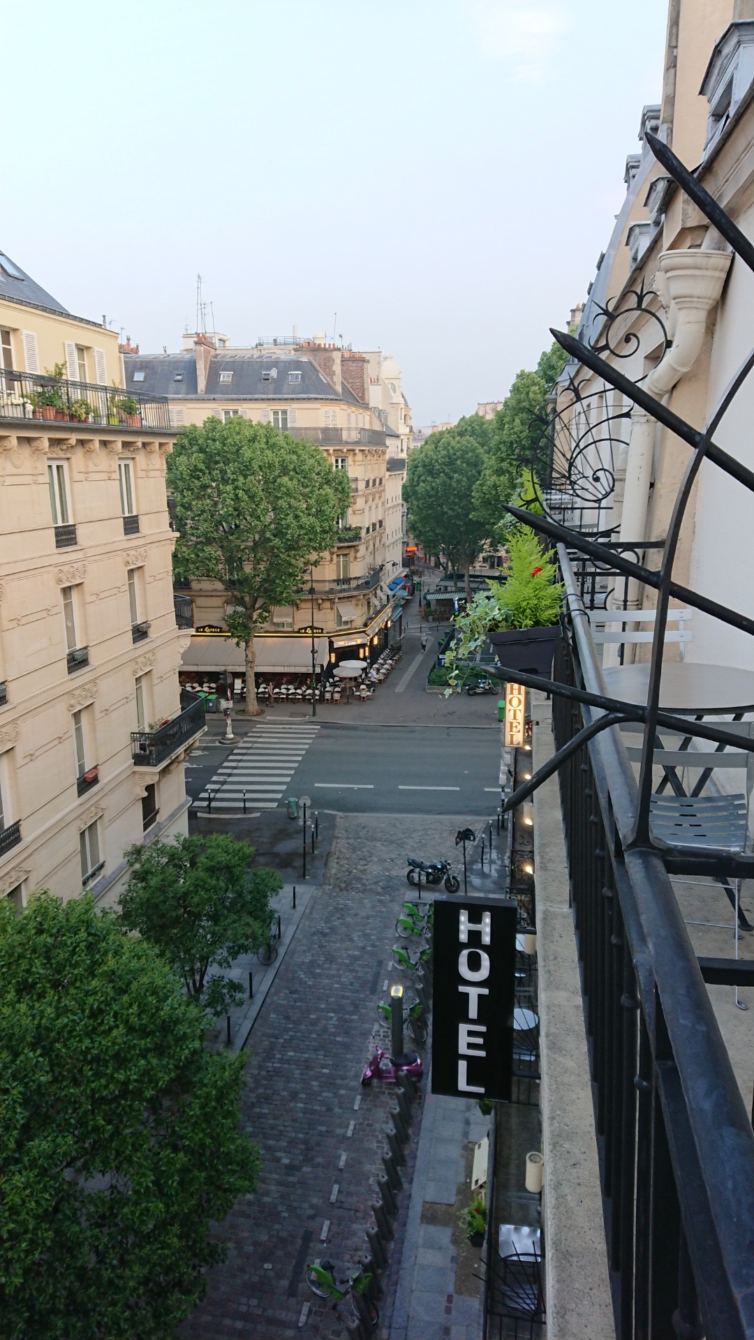 朝早くて誰もいない道路